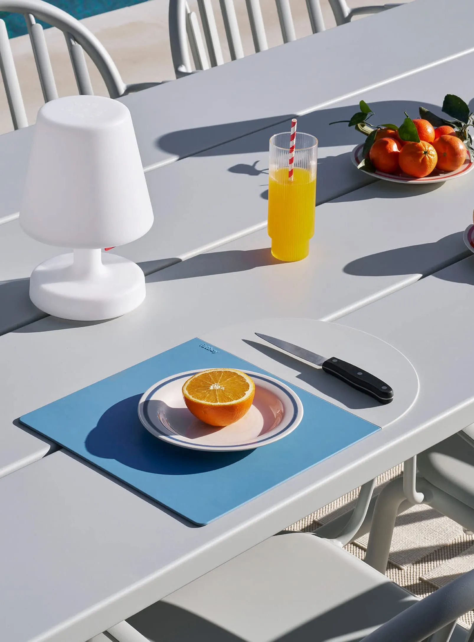 Fred's Outdoor Table<br> 6 to 8-places